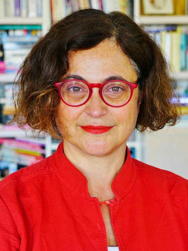 Sophie Meunier wearing round red glasses